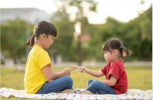 Trò chơi luyện đôi tay cho trẻ phụ huynh và cô giáo nên biết