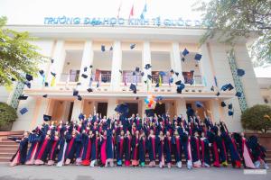 Góc chụp kỷ yếu siêu đẹp tại trường Đại học Kinh tế Quốc dân