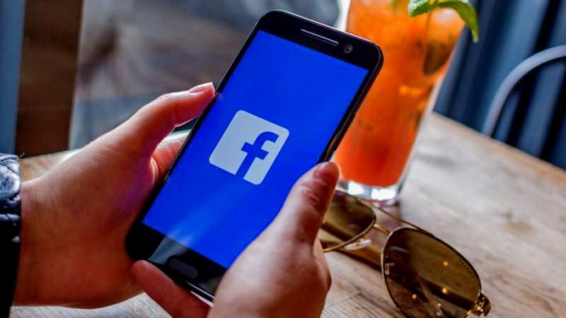 Facebook kết nối trên thế giới ảo nhưng lại làm xói mòn và ảnh hưởng đến cách con người giao tiếp, thể hiện tình cảm
