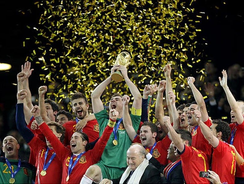 Andres Iniesta đá phạt Tây Ban Nha tại Chung kết World Cup 2010