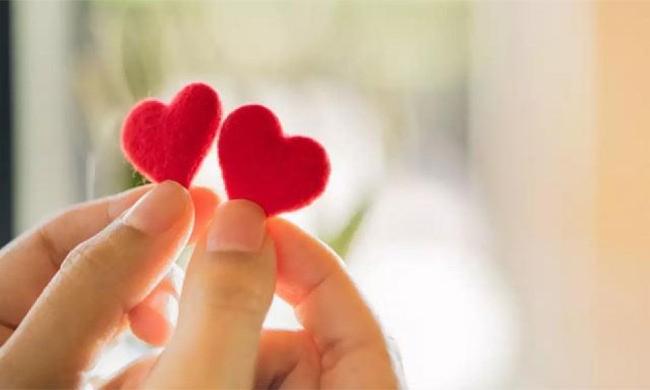 Anh ấy luôn tự hào về bạn