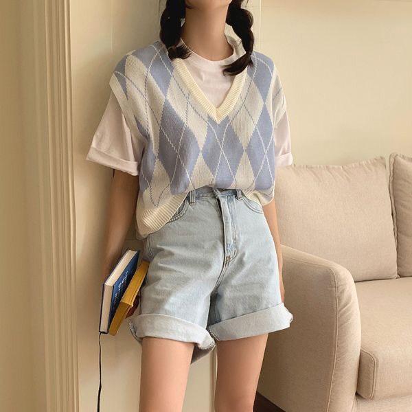 Áo gile phối với quần short
