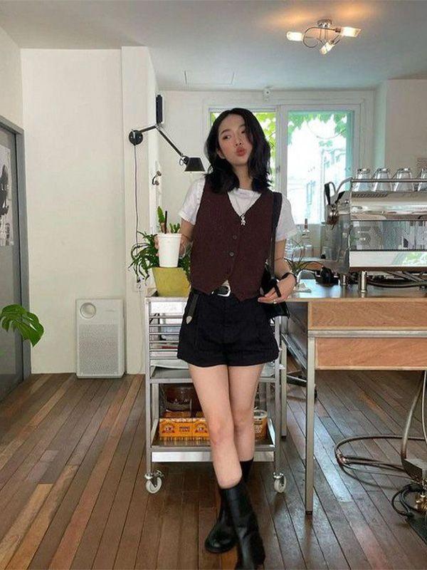 Áo gile phối với quần short