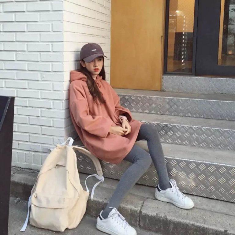 Áo hoodie + quần skinny + giày thể thao