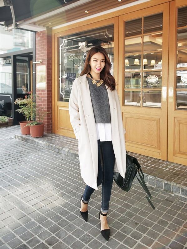 Áo khoác trắng cùng legging