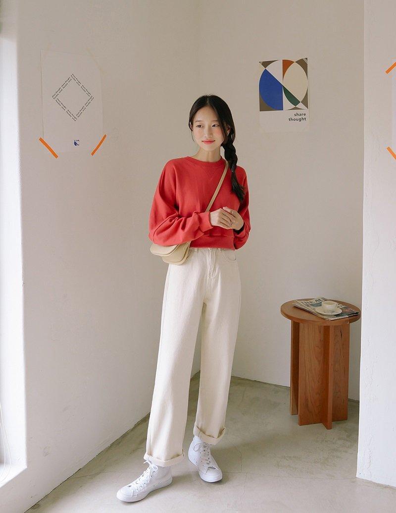 Phối áo sweater và quần ống rộng