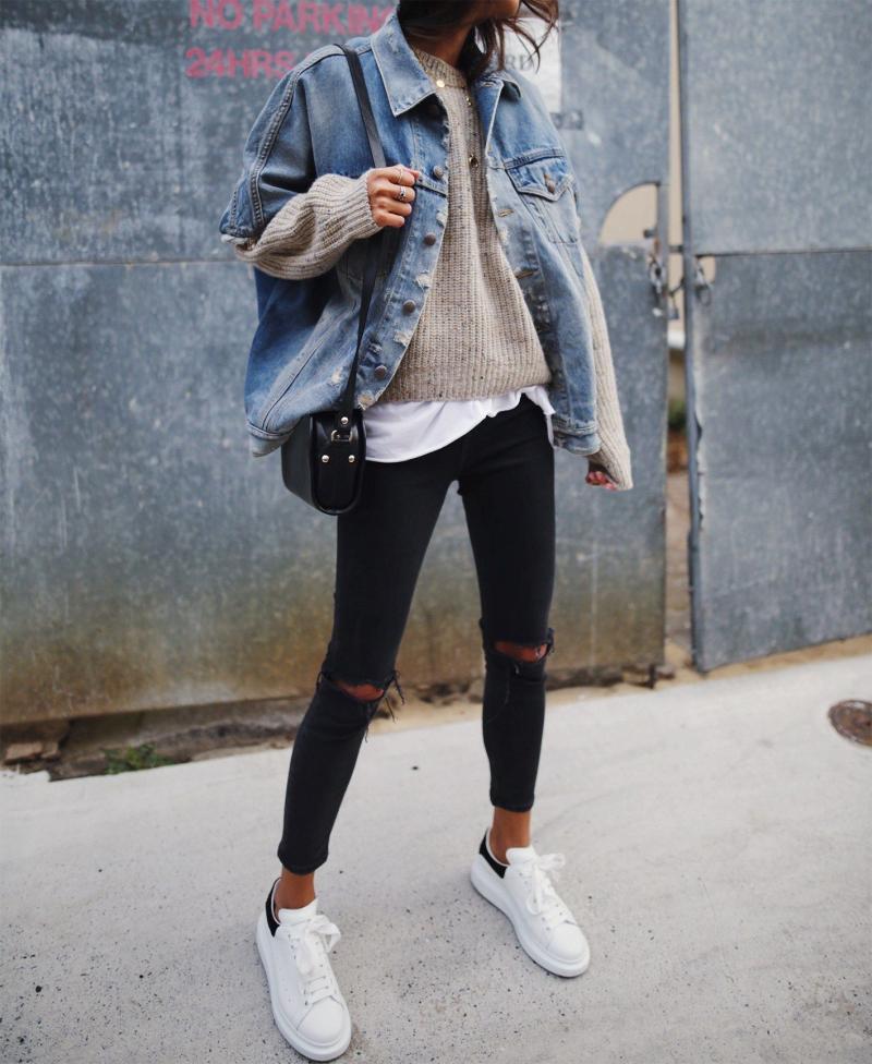Áo thun + khoác denim + quần jean + giày thể thao