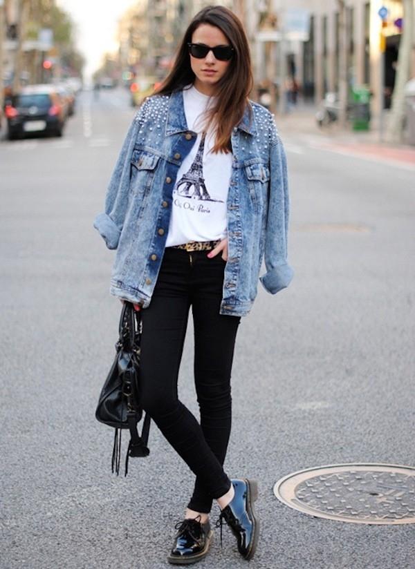 Áo thun + khoác denim + quần jean + giày thể thao