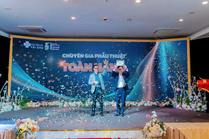 Bác sĩ chuyên khoa II Nguyễn Nam Trung vinh dự nhận danh hiệu “Chuyên gia phẫu thuật nhãn khoa toàn năng”