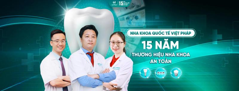 Bác sĩ Hoàng Văn Tùng (đứng giữa)