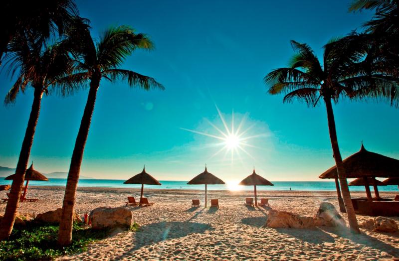 Biển Nha Trang trong và xanh