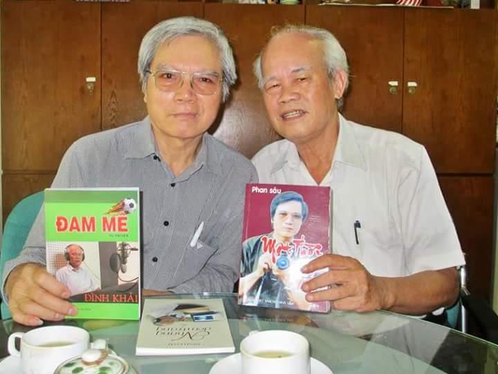 Nhà báo, bình luận viên bóng đá Đình Khải trao tặng sách