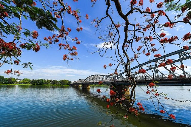 Chơi thuyền trên sông Hương