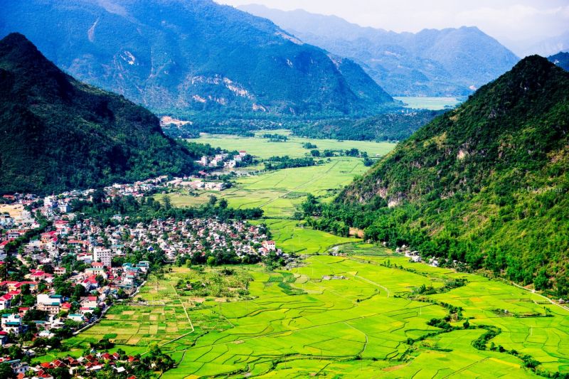 Cảm hứng lãng mạn và tinh thần bi tráng trong bài thơ 