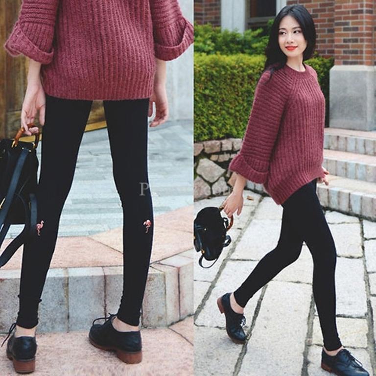 bạn có thể chọn cho mình áo len và quần legging.