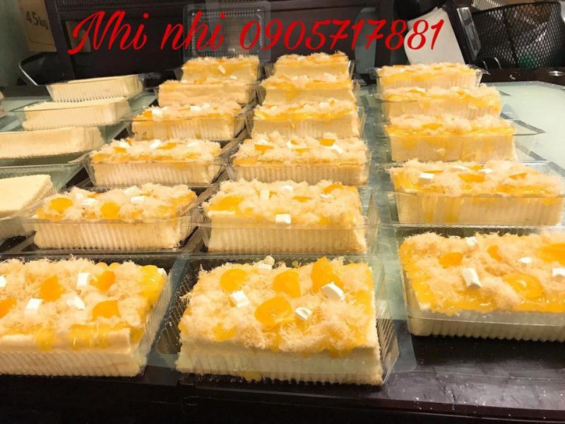 Những chiếc bánh được trang trí và đóng hộp đẹp mắt.