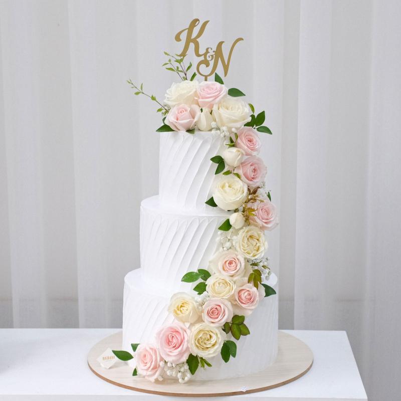 Bánh cưới có trang trí hoa tươi
