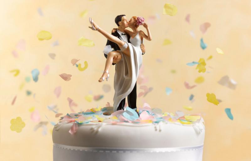 Bánh cưới có tượng nặn hình cô dâu chú rể