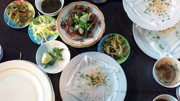 Bánh cuốn thịt nướng Buôn Ma Thuột