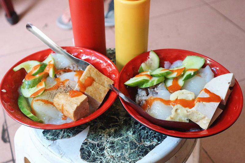 Bánh có nhân bên trong bao gồm mộc nhĩ, thịt và một vài nguyên liệu khác tuỳ thuộc vào sở thích của mỗi người.