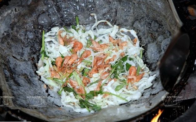 Người làm bánh phải biết điều chế củi lửa phù hợp để bánh không bị cháy cạnh, cũng không được mềm quá