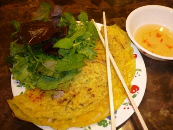 Một quả trứng gà đập vào giữa bánh tạo nên màu vàng rộm, ngon mắt ngon miệng.
