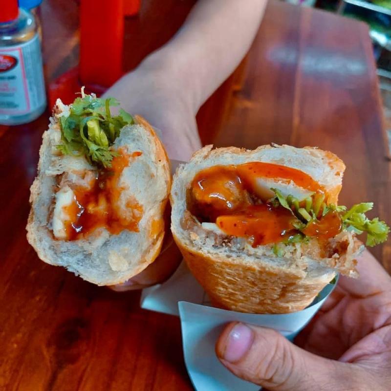Bánh mì Bảy Ngân chân cầu Đò Quan