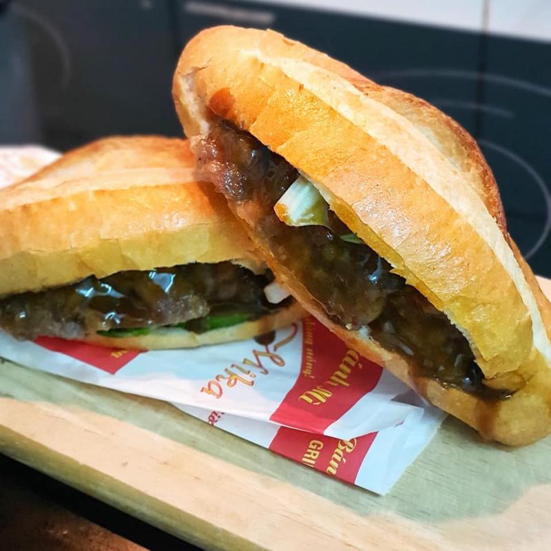 Bánh Mì Thịt Bò Nướng Mika