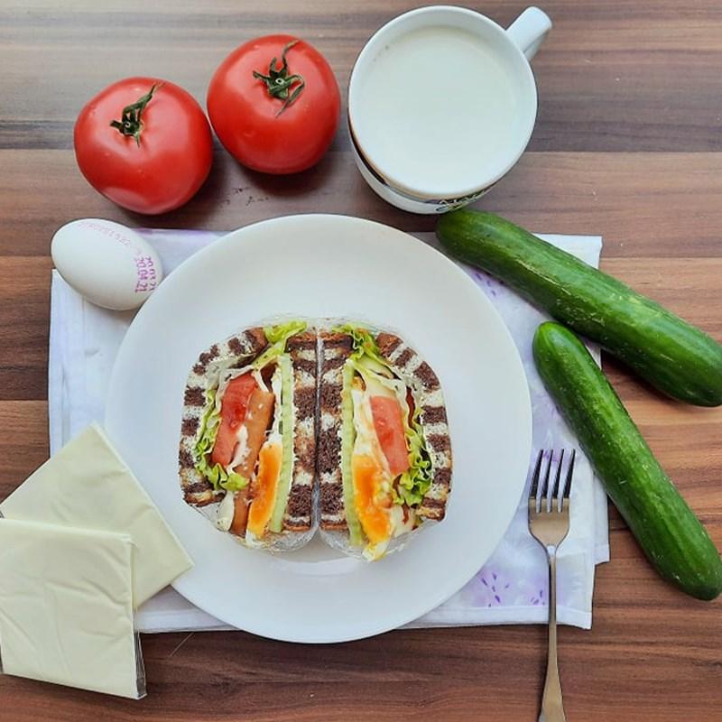 Bánh mì sandwich kẹp trứng và xúc xích