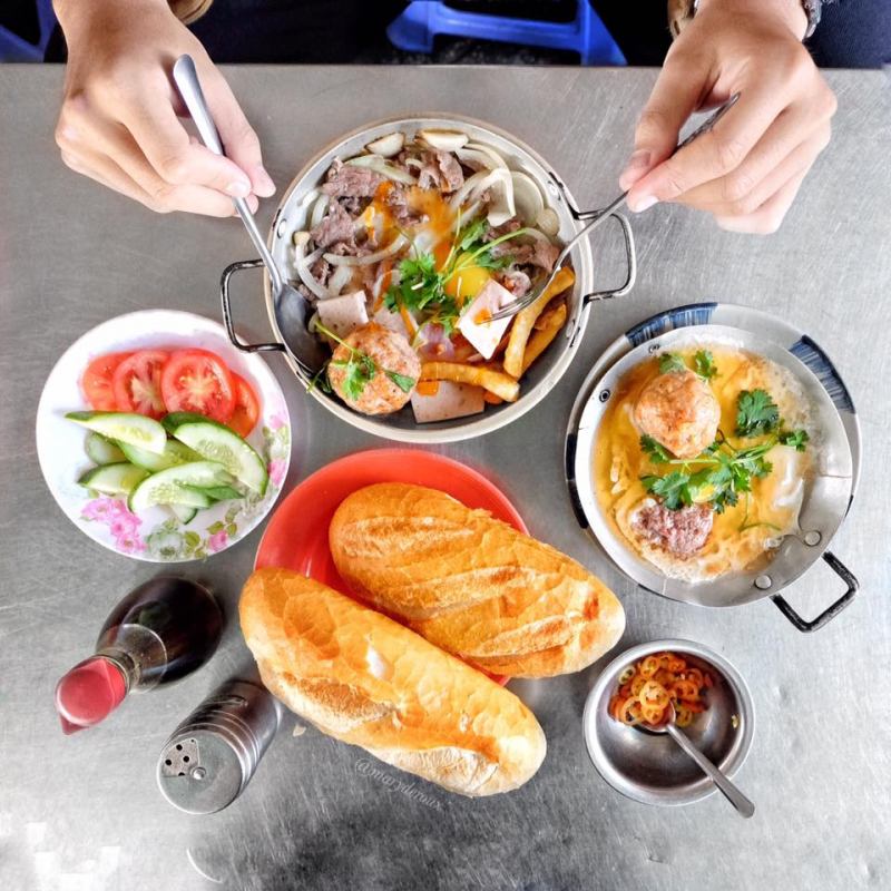 Bánh mì xíu mại cô Phương