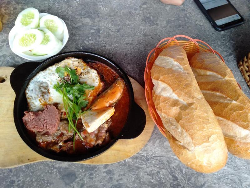 Bánh mì xíu mại cô Phương