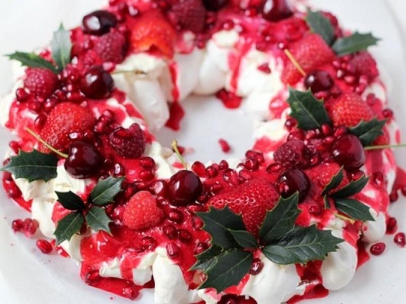 Một chiếc Pavlova được phủ dâu tây vô cùng thích hợp để thưởng thức trong giáng sinh