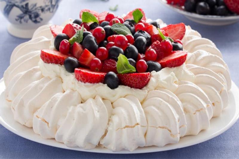 Vỏ bánh được đánh bông trông như những đám mây.