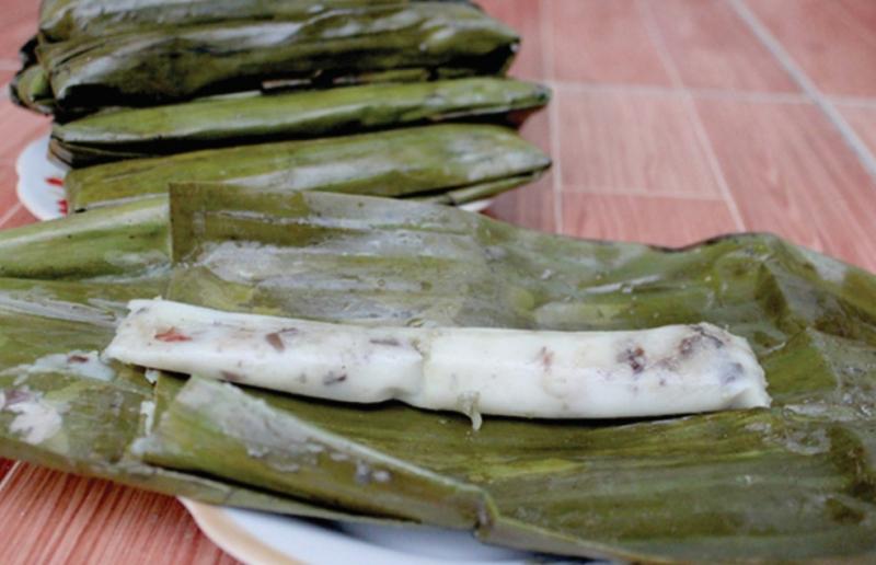 Bánh răng bừa được làm từ gạo tẻ xay nhuyễn, gói trong lá chuối, nhân thịt lợn, hành khô, mộc nhĩ.