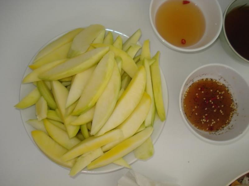 Xoài được chấm với mắm đường hoặc mắm ruốc rất ngon.