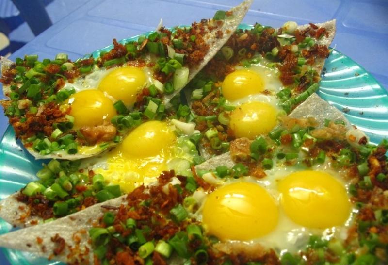 Bánh tráng kẹp với hương vị trứng cút thơm nức.