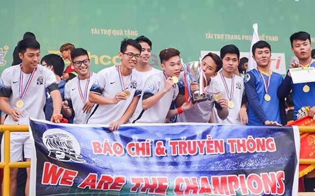 Sinh viên khoa báo chí và truyền thông