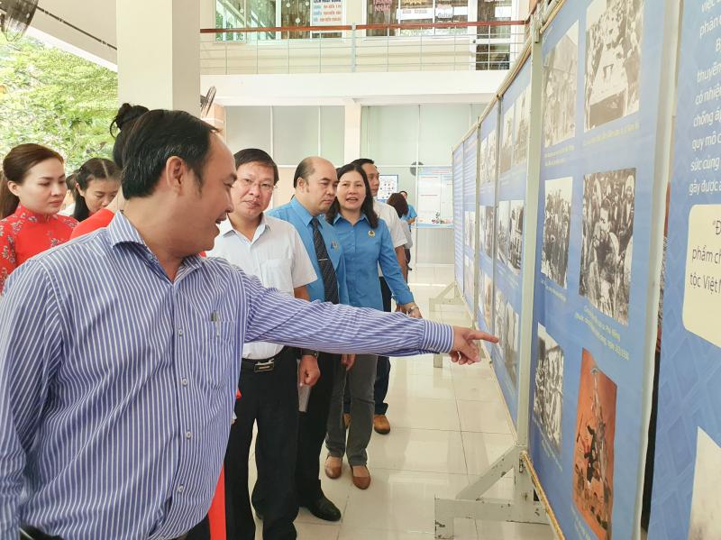 Các đồng chí lãnh đạo Quận uỷ, Liên đoàn Lao động và cán bộ đoàn viên công đoàn, công nhân viên chức lao động quận Tân Bình đang nghe thuyết minh chuyên đề “Bác Tôn với công nhân”