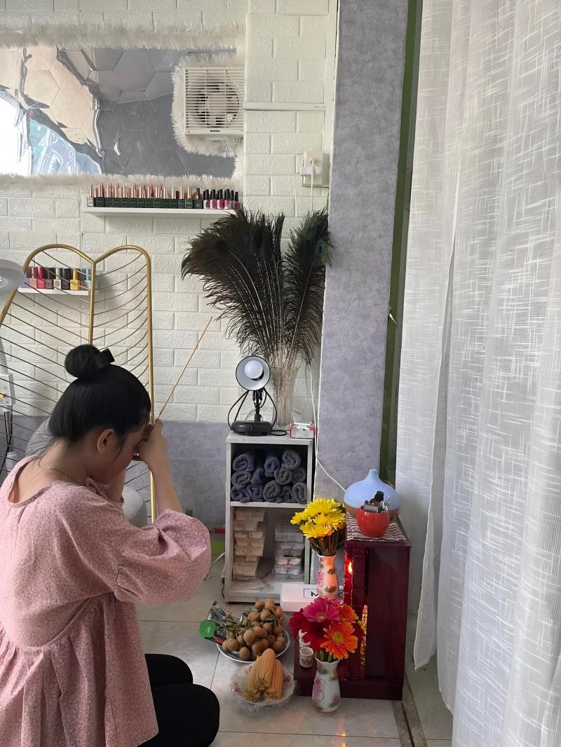 Học viên cúng tổ trước khi nhập học tại Bèo Nối Mi - Nail Long Xuyên