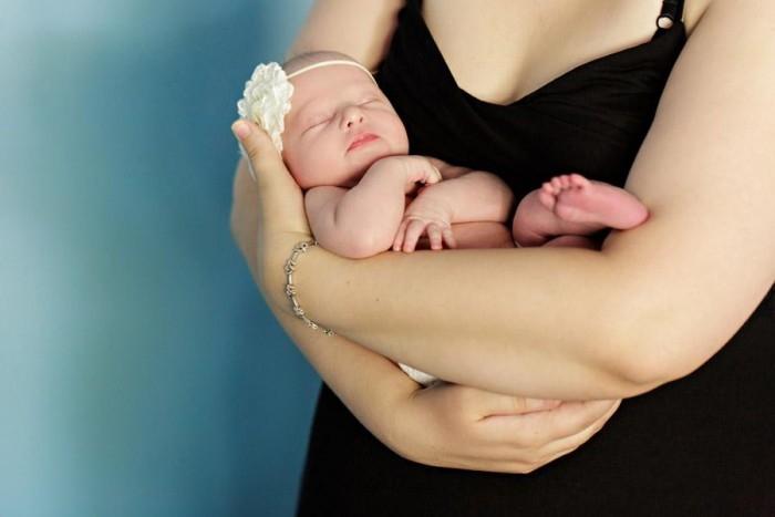 Bế trẻ sơ sinh đúng cách