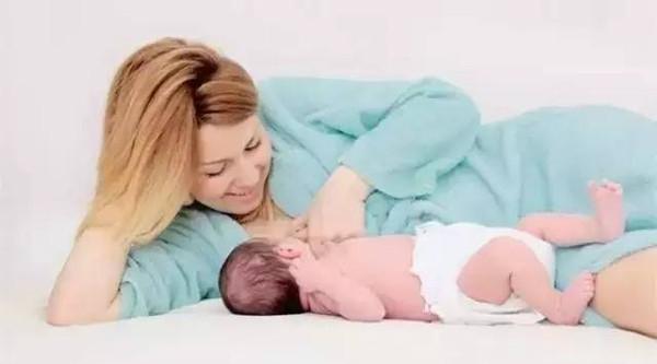 Cho trẻ sơ sinh bú hoàn toàn bằng sữa mẹ