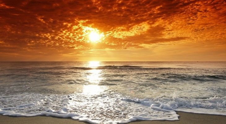 Ánh nắng dịu nhẹ lan xuống như đùa giỡn với từng con sóng nhấp nhô trên biển