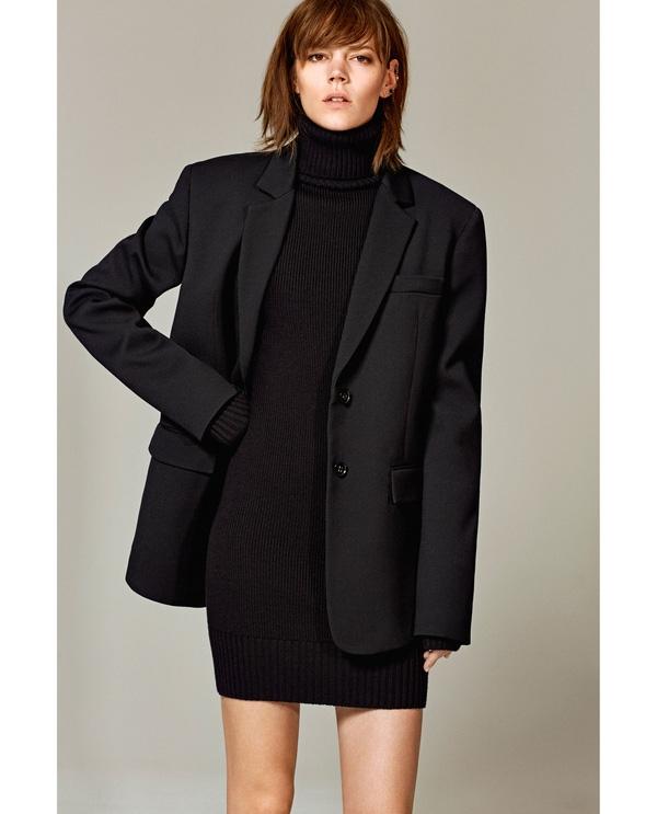 Áo blazer mang lại phong thái thanh lịch nhưng không làm mất đi vẻ trẻ trung cho các cô nàng công sở