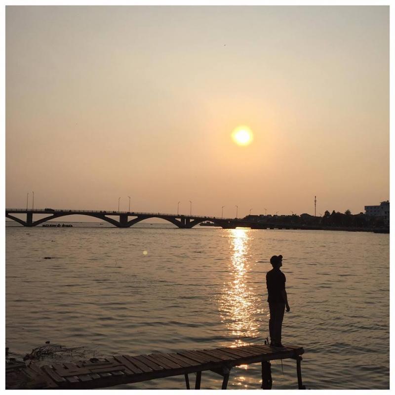 Hoàng hôn trên bờ kè