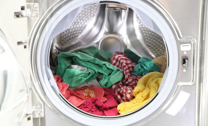 Bỏ quần áo ướt ra khỏi máy