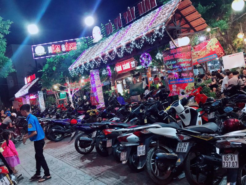 Không gian luôn được lấp đầy tại Bò tơ Năm Sánh 27