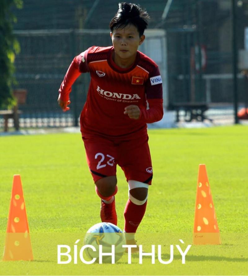 Nữ cầu thủ Bích Thùy