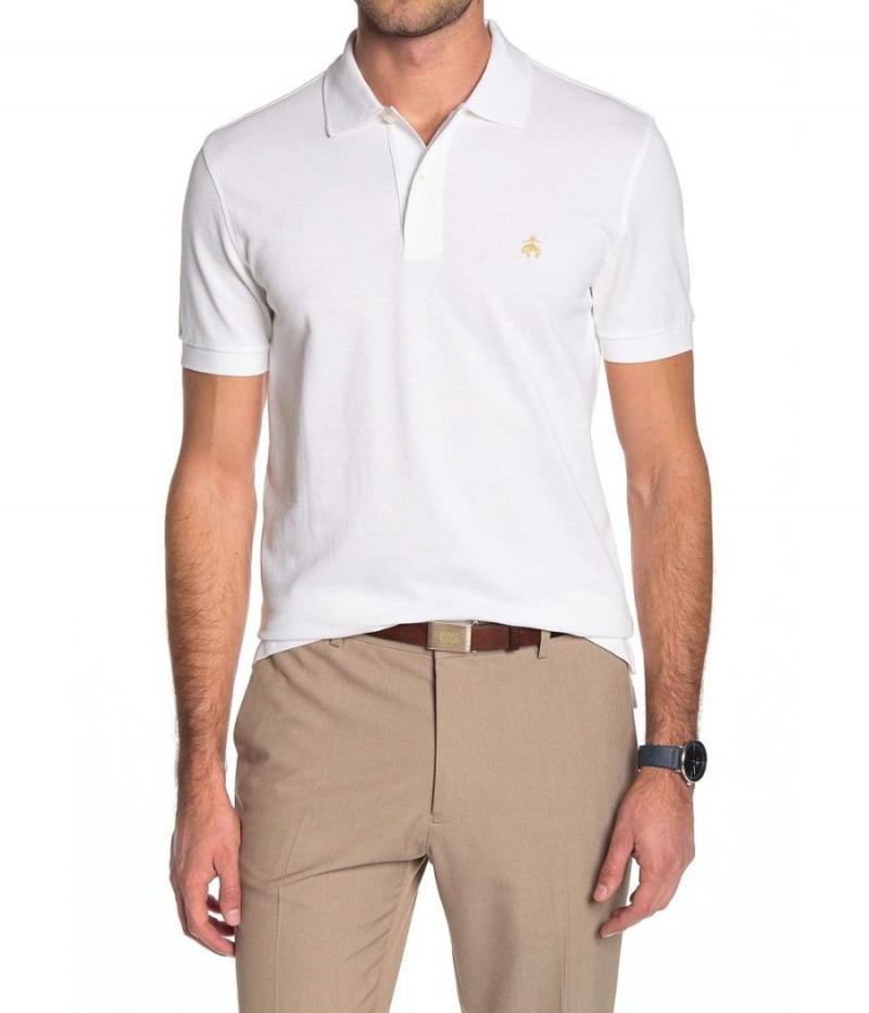 Mẫu sản phẩm áo Polo nam của Brooks Brothers là những mẫu áo trơn kinh điển có cồ với logo nhỏ bên ngực trái