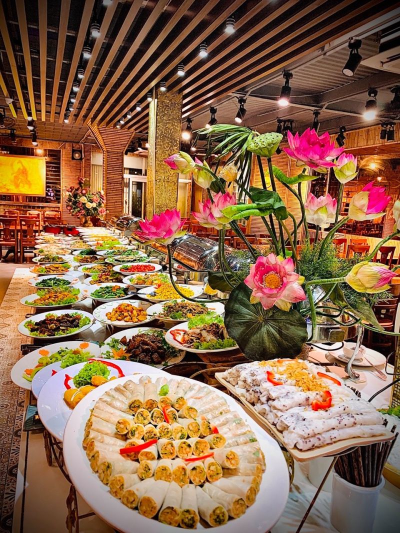 Buffet hấp dẫn tại nhà hàng