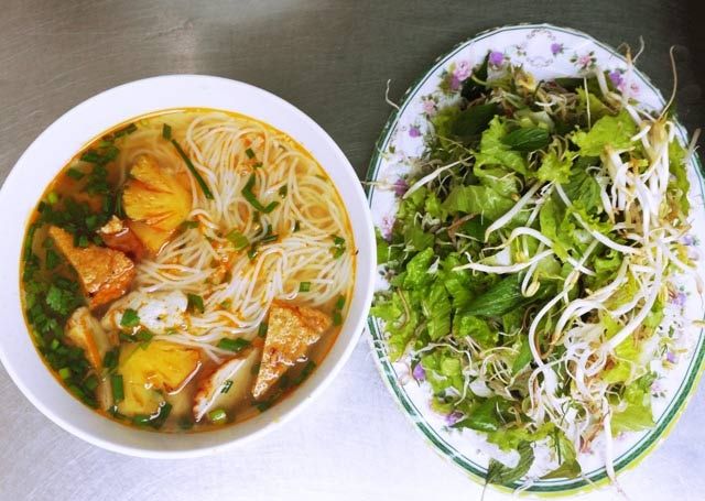 Bún chả cá Bình Định ăn kèm rau sống